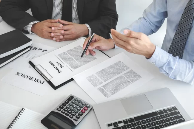 Persona comparando opciones porque quiere un seguro que sí funcione