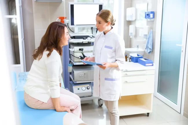 Persona revisando opciones de cobertura médica con ingresos bajos