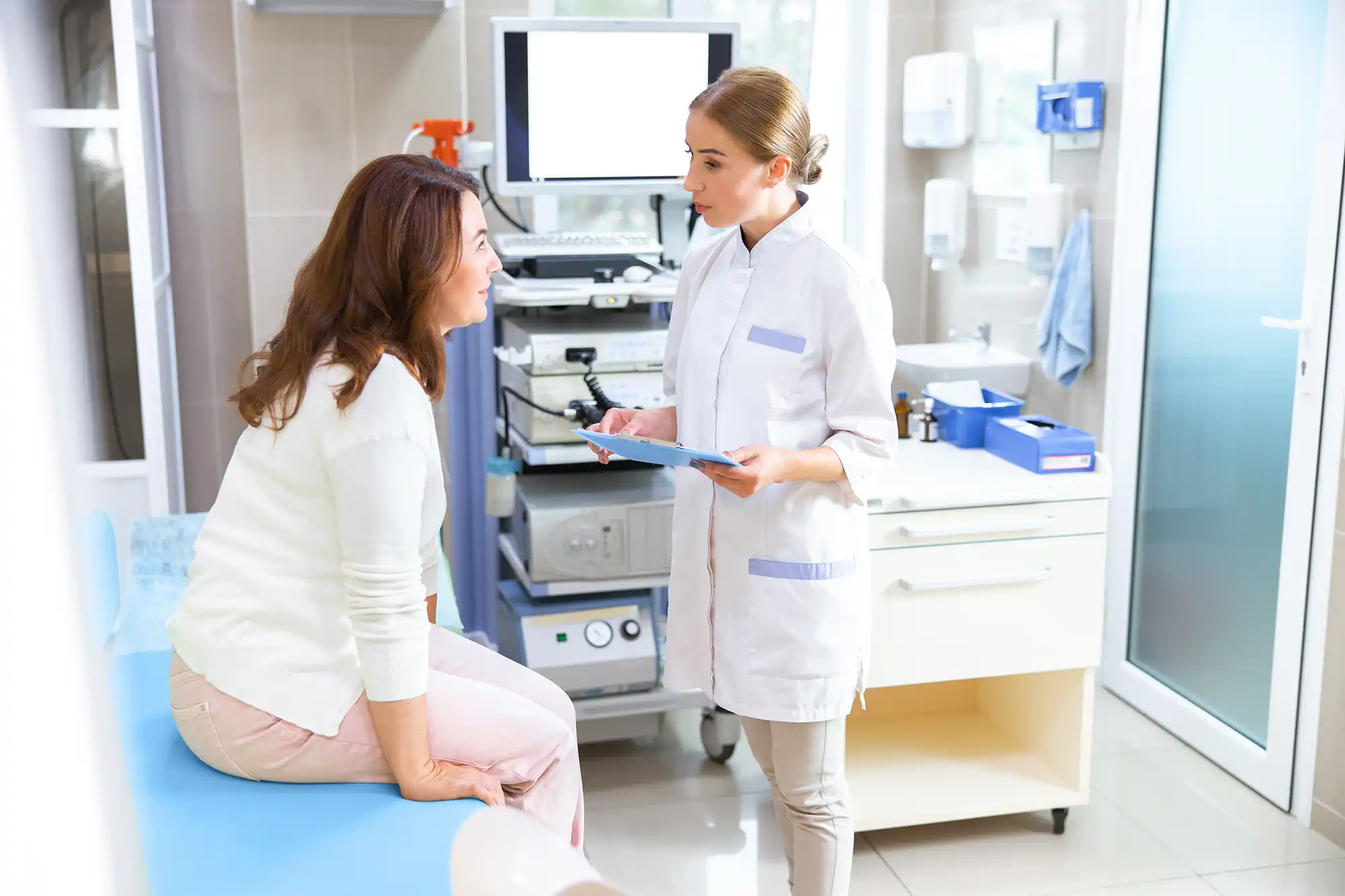 Persona revisando opciones de cobertura médica con ingresos bajos