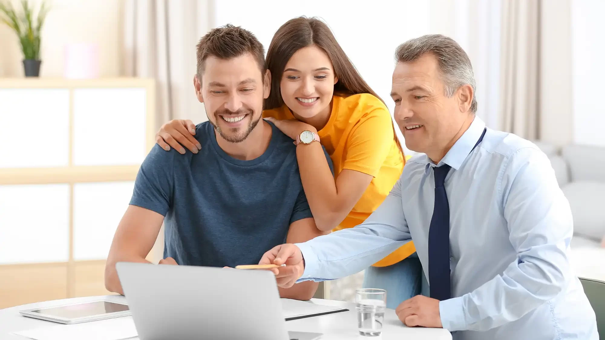 Personas revisando planes de salud para familias online