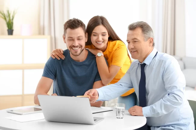 Personas revisando planes de salud para familias online