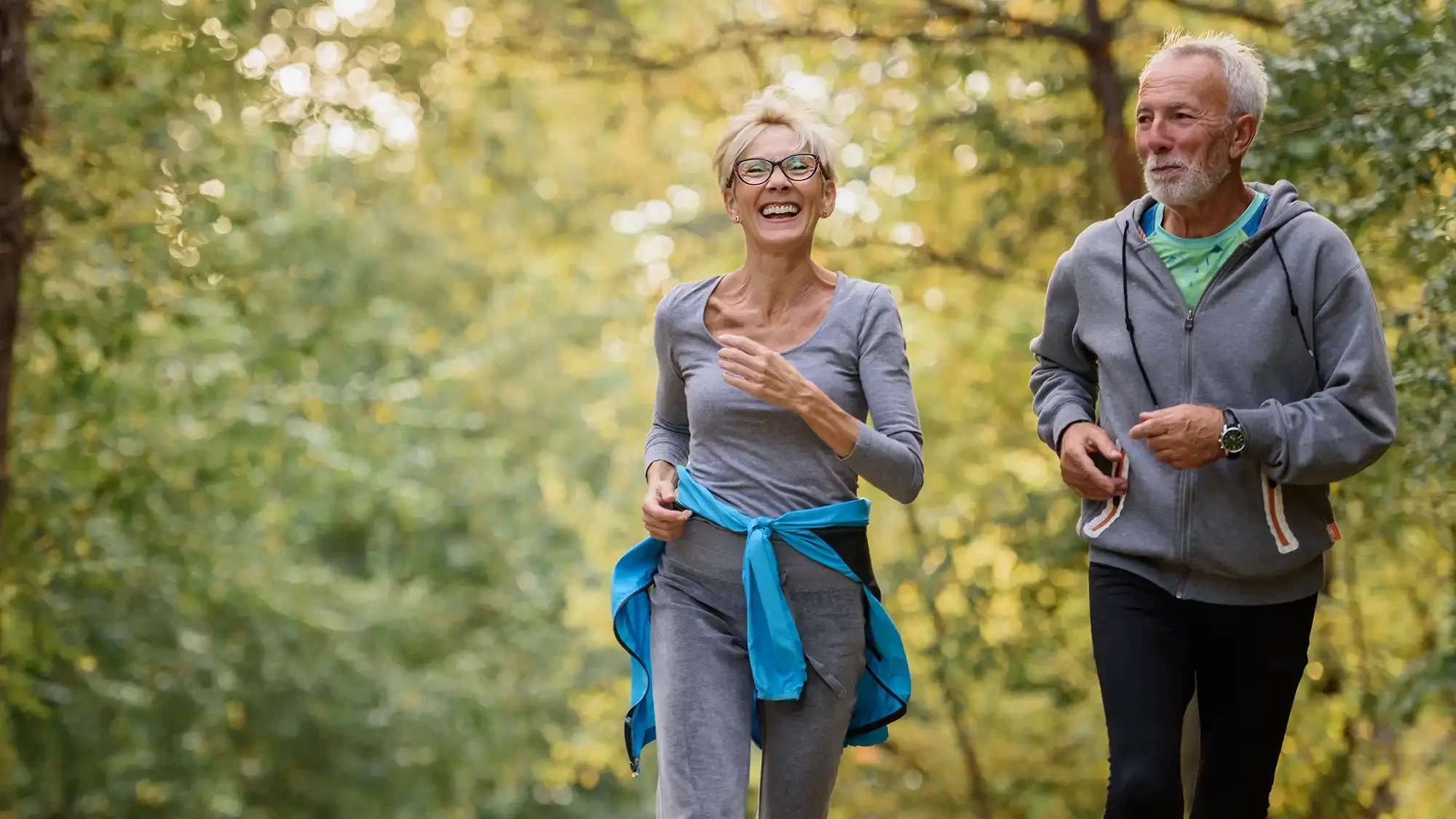 pareja con beneficios incluidos en un seguro complementario de salud