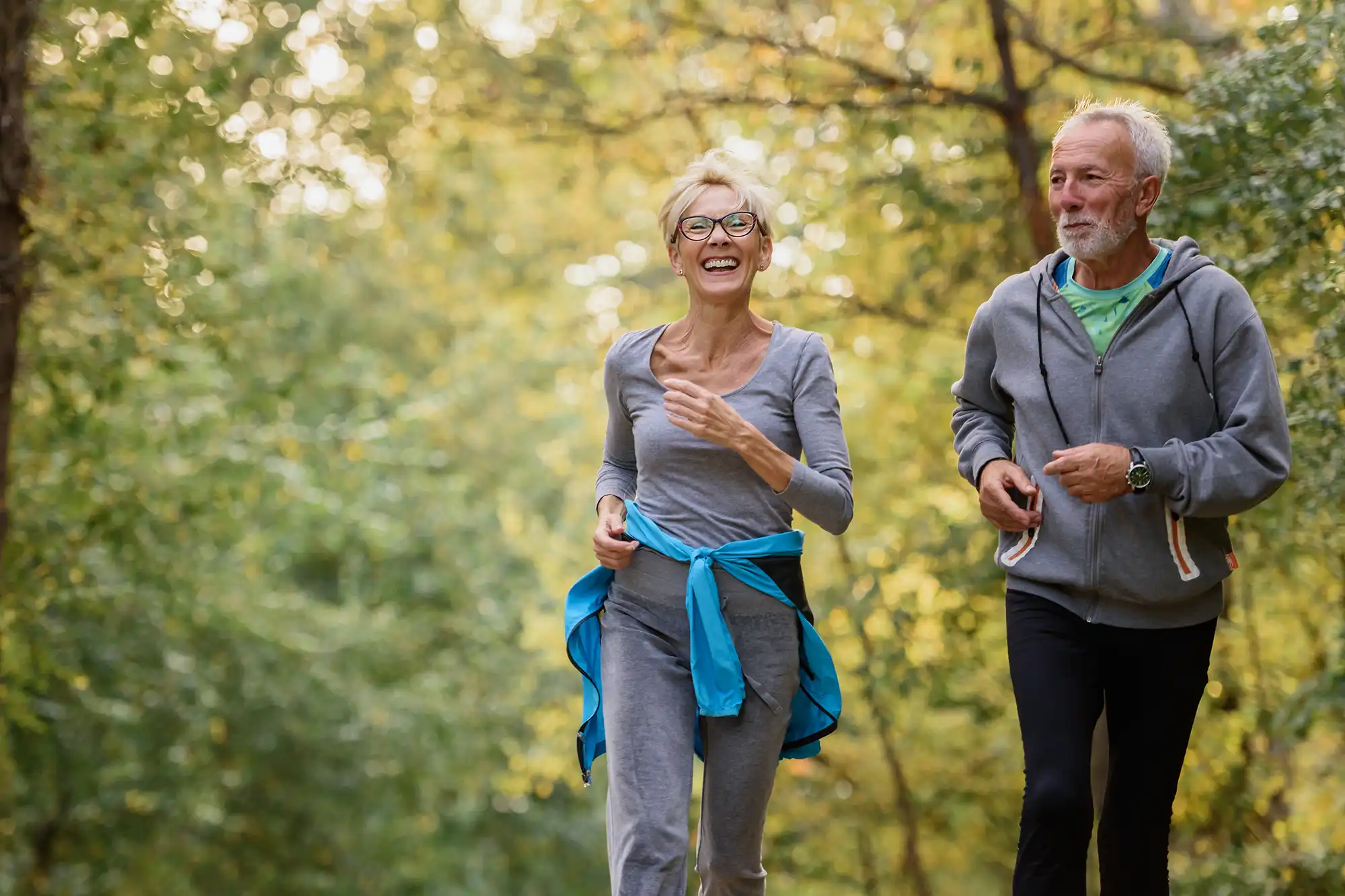 pareja con beneficios incluidos en un seguro complementario de salud