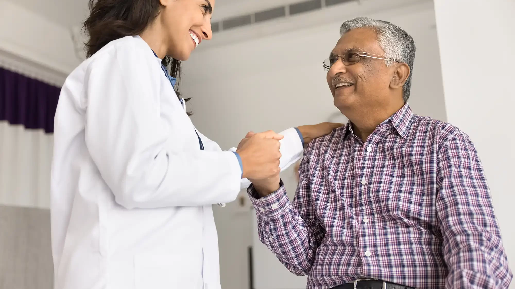 presona recibiendo atención médica urgente con cobertura adecuada